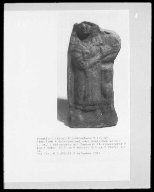 Priesterin mit Tamburin
