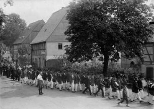 Festumzug auf dem Weg zum Erbgericht