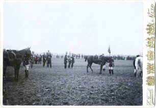 Kaisermanöver 1899, Kaiser Wilhelm II. in Dragoner-Uniform zu Pferd im Gelände, dabei Offiziere mit Pickelhaube, teils neben den Pferden stehend