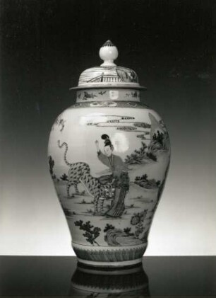 Große Deckelvase (China, 1723/1735, Regierungsperiode Yongzheng; Porzellan; Aufglasurmalerei; Höhe 64 cm; Staatliche Kunstsammlungen Dresden (SKD)