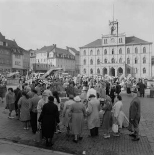 Weimar. Rathaus mit Marktplatz