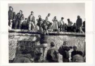 Menschen auf der Mauer am Brandenburger Tor
