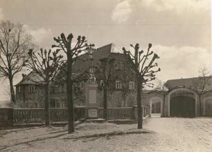 Prischwitz-Storcha, Kruzifix an der Einfahrt zu einem Gehöft