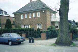Schulstraße: Wohnhaus: Straßenfront mit Eingangstür, Seitenfassade mit Anbau und Balkon