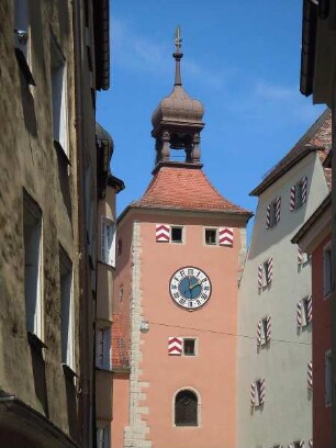 Regensburg - Uhrturm : Historischer Uhrturm am Donauufer. Aufgenommen am 16. Juli 2011 in Regensburg