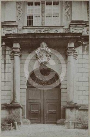 Kleines Portal an einem Klostergebäude in Leubus