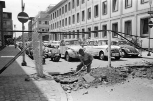 Beginn der Bauarbeiten zur Tieferlegung der Straße am Schloßplatz.