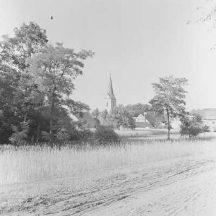 Landschaft um Christianstadt, ein Stadtteil der Stadt Naumburg am Bober. Blick auf die Stadtkirche. : Krajina wokoło Krzystkowice při Bobru, měšćanski dźěl města Nowogród Bobrzański. Pohlad na měšćansku cyrkej.