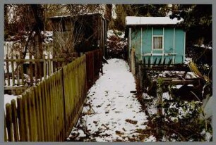 Verschneiter Gartenweg mit Gartenlauben, Pegau