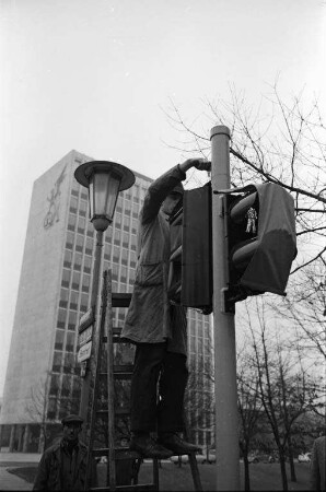 Installierung einer neuen Signalanlage an der Kreuzung Bahnhofstraße/Beiertheimer Allee anstelle der bisherigen Heuerampel.