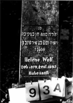 Grabstein 93 (Index: 100109454) Material: Sandstein oder Marmor (?), Sockel Kalkstein Zustand: gut Maße HxBxT: 117x38x26 cm Beschreibung: Obelisk, Sockel rustica Steinmetz: Beerli Besonderheit: Kindergrab; - Nummer auf Rückseite: 193: Grabstein 93A