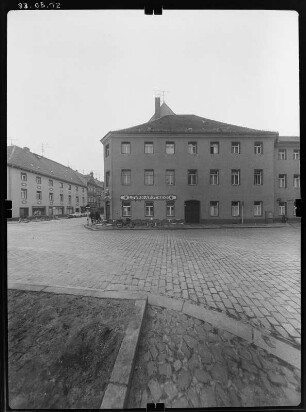 Großenhain, Karl-Marx-Platz (Hauptmarkt) 7. Wohnhaus mit Löwen-Apotheke (um 1600, Fassade verändert). Straßenfront