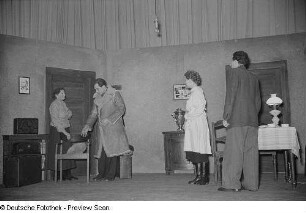 Darsteller des Zirkels des Messeamtes im sowjetischen Einakter "In der Taiga", Sieger in der Kategorie "Dramatischer Zirkel" beim Bezirksausscheid der Volkskunstgruppen 1954