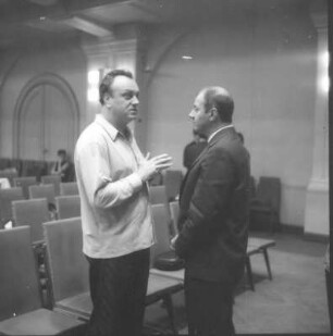 Gewandhauskapellmeister Kurt Masur bei der Probe mit dem Gewandhausorchester. Leipzig, Kongreßhalle, 02.09.1970