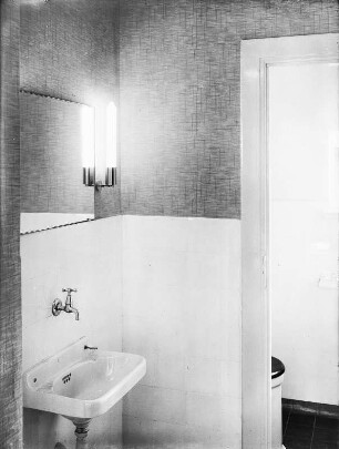 Güstrow, Heidberg 15. Atelierhaus am Inselsee (Barlach-Haus) (1930/1931; A. Kegebein). Waschbecken im Bad