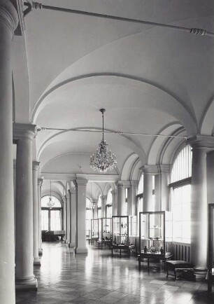 Dresden: Porzellansammlung im Zwinger, Bogengalerie mit chinesischen und japanischen Porzellanen (Neuaufstellung Eröffnung 23. 9. 1962)