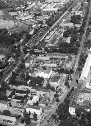 Dresden-Neustadt. Areal mit Fabrikgebäuden zwischen Königsbrücker Straße und Bahngleisen der Strecke Dresden - Görlitz (nahe der Stauffenbergallee). Luftbild-Schrägaufnahme nach Nordnordwesten