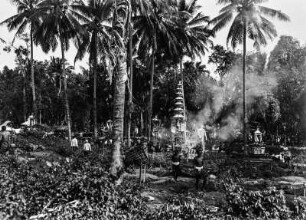 Leichenverbrennung auf Bali : Zeremonielle Verbrennung der Verstorbenen. Im Bildvordergrund unbelegte Gräber.