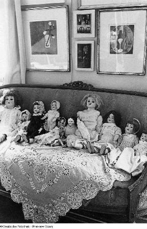 Sofa mit Puppen und einige Werke der Malerin und Grafikerin Hertha Günther in ihrer Wohnung in Dresden