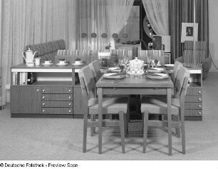 Stuhl mit gepolsterter Sitzfläche und Rückenlehne : Wohnzimmermöbel (1973; Möbelkombinat Erfurt (MKE)). Ansicht mit Flachstrecke und Eßplatz
