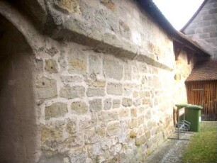 Kirchhofmauer im Westen an Westpforte vom Kirchhof nach Nordwesten-Werksteine im Mauersteinverband mit erhaltenen Zangenlöchern-Wehrgang im 18 Jh abgetragen