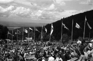 Schauinsland-Rennstrecke; Rennen; In der Holzschlägermatte: Fahnenreihe