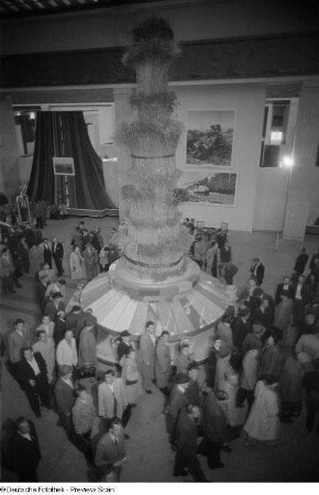 Monument aus Getreide im sowjetischen Pavillon der Leipziger Herbstmesse 1954