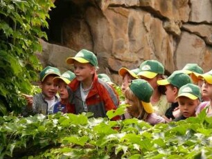 Kinder am Gehege des kleinen Eisebären Knut, Berliner Zoo, 22. Juni 2007