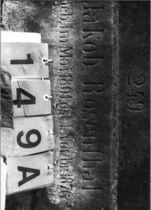 Grabstein 149 (Index: 100114719) Material: Sandstein Zustand: Texttafel fehlt, sonst sehr gut Maße HxBxT: 205x55x19 cm Beschreibung: Ädikula mit gestuftem Sockel auf Postament, eingezogener Rundbogen mit Voluten, eingesetzte Texttafel: Grabstein 149A
