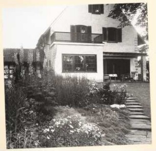 Garten Hermann Leinweber, Berlin-Schlachtensee: Wohnhaus mit Terrasse Gartenseite