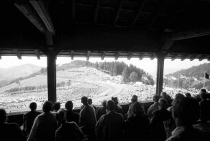 Schauinsland-Rennstrecke: Kurve von der Tribüne; mit weitem Tribünenausschnitt