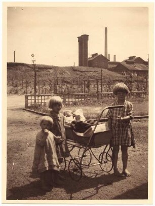 Spielplatz, Hindenburg: Drei Kinder mit Kinderwagen vermutlich auf dem Spielplatz an der Sosnitzaer Straße