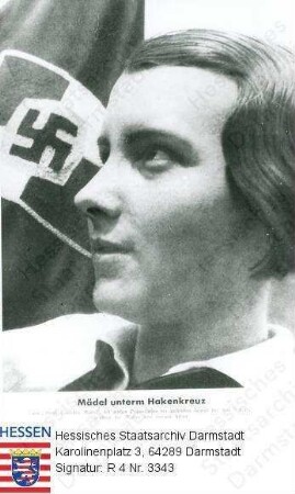 Hessen (Volksstaat), 1933 / Propaganda der NSDAP / BDM-Mädchen vor Hakenkreuzfahnr