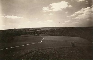 Erzgebirge. Weißeritzschlinge mit altem Talboden. Blick von der Strasse Goßmannsdorf-Rabenau