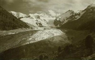 Morteratschgletscher. Blick von Norden. Im Hintergrund von links nach rechts: Piz Palü (3912 m), Bellavista (3860 m), Piz Zupò (4002 m), Crast'agüzza (3872 m) und Piz Bernina (4052 m)