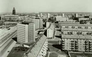 Dresden-Altstadt, St. Petersburger Straße (ehem. Christianstraße, ehem. Leningrader Straße) 21, 23 und 25. Studentenwohnheime (1960-1963; H. Rettig, M. Gruber, R. Ermisch). Blick vom Appartementhochhaus über Räcknitzstraße zum im Bau befindlichen "Atrium-Komplex" (Robotron) an der Bürgerwiese
