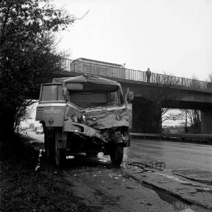 Verkehrsunfall: A 1: bei Stapelfeld: Auffahrunfall von zwei Lastzügen: am Straßenrand Lkw mit eingedrücktem Fahrerhaus: hinten Straßenbrücke, darauf Lkw, Zuschauer