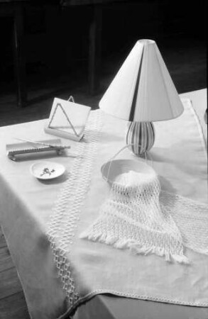 Freiburg: Frauenfachschule; Lampe, Schreibzeug und gestickte Decken