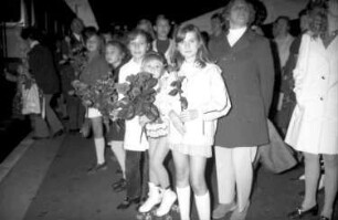 Freiburg: Hauptbahnhof; Rollschuhjugend in Erwartung des Weltmeisters; Michael Obrecht (Weltmeister 1971), Markus Gallmann (3. in Barcelona), Myrtil Haefs und Reinhard Strate (Tanzpaar, Bronzemedaille)