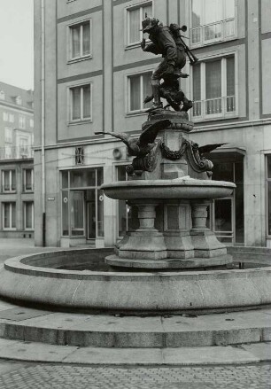 Gänsediebbrunnen : Gänsediebbrunnen. Bronze, Sandstein (1878-1880; R. Diez). Dresden-Altstadt, Weiße Gasse (Ansicht nach der Neuaufstellung 1961)