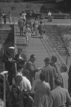 Linz: Gruppe mit Dr.Stein auf der Landungsbrücke