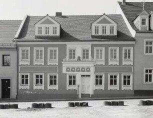 Bad Muskau, Wohnhaus : Bad Muskau. Wohnhaus (um 1785 begonnen, um 1890 Fassade), Berliner Straße 19. Straßenfront