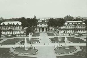 Dresden, Zwinger : Dresden-Altstadt. Zwinger. Blick vom Glockenspielpavillon in den Zwingerhof