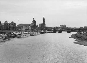 Dresden-Altstadt. Blick von der Carolabrücke zum Terrassenufer mit Anlegestellen der Raddampfer