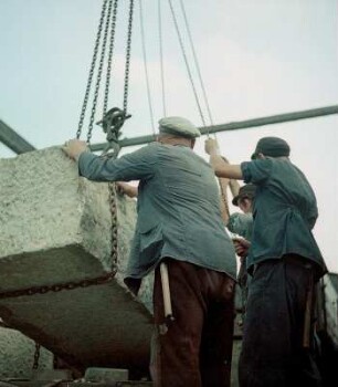 Arbeiter mit Steinblock beim Wiederaufbau des Dresdner Zwingers