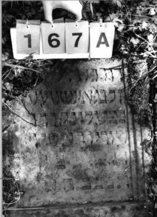 Grabstein 167 (Index: 99792284) Material: Sandstein Zustand: leicht verwittert mit Textverlust, Stele liegend Maße HxBxT: 94x56x7 cm Beschreibung: Stele, Schriftfeld eingetieft: Grabstein 167A