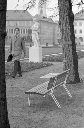Neue Parkbänke unter den Linden am Schloßplatz.