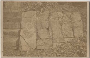 "Figuren von der rechten Seite der Treppe im Innenhof des ('Königs'-) Palastes."