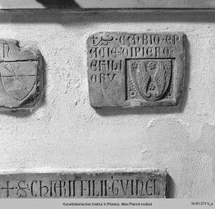 Grabstein mit Inschrift und Wappen für Cambio und Pace di Piero