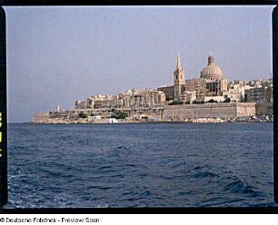 Stadtansicht mit Kuppel der Kirche "Our Lady of Mount Carmel" (nach 1945) und Turm der St. Paul's Cathedral (1844)